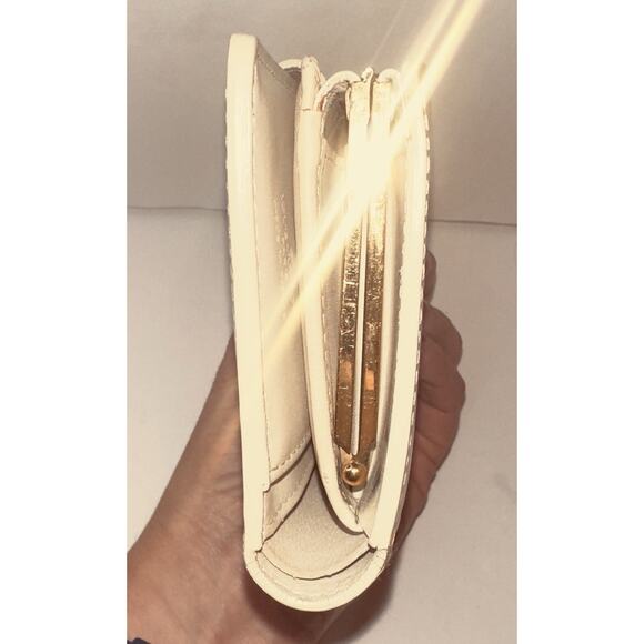 Louis Vuitton Vernis Yellow Kisslock Wallet – Authentic Patent Leather pre-owned - Picture 7 of 14